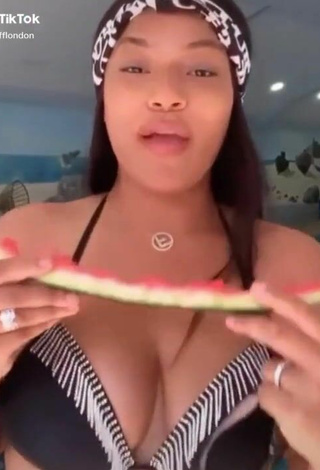 4. Sexy Stefflon Don Shows Cleavage in Black Bikini at the Swimming Pool and Bouncing Boobs