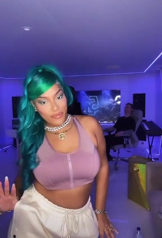 Sexy Stefflon Don Shows Cleavage in Crop Top