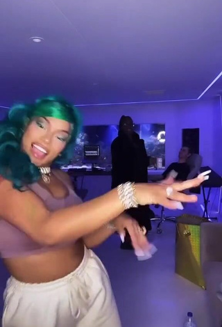 2. Sexy Stefflon Don Shows Cleavage in Crop Top