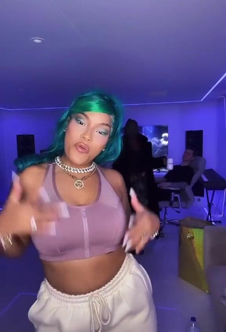 3. Sexy Stefflon Don Shows Cleavage in Crop Top