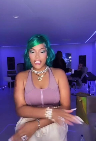 4. Sexy Stefflon Don Shows Cleavage in Crop Top