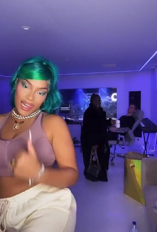 5. Sexy Stefflon Don Shows Cleavage in Crop Top