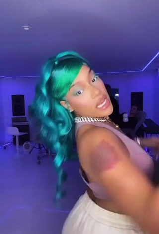 6. Sexy Stefflon Don Shows Cleavage in Crop Top