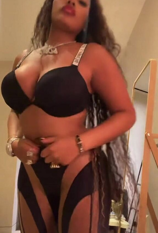 Sexy Stefflon Don Shows Cleavage in Black Bra and Bouncing Breasts