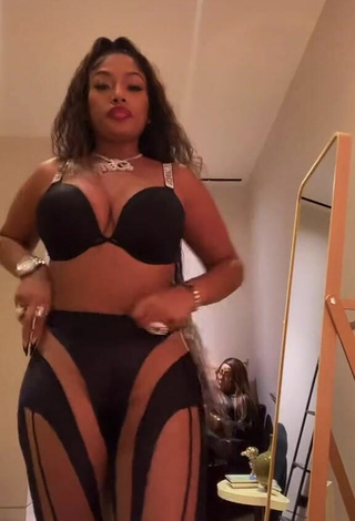 2. Sexy Stefflon Don Shows Cleavage in Black Bra and Bouncing Breasts