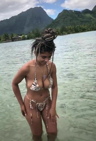 2. Sexy Taylor Giavasis Shows Cleavage in Bikini in the Sea