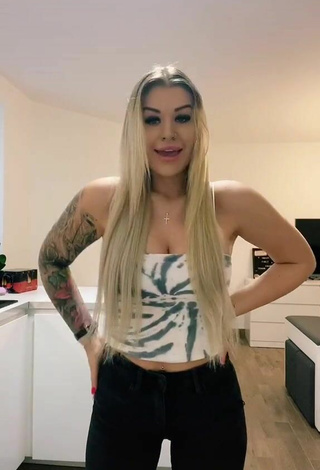 2. Sexy Timii Shows Cleavage in Tube Top