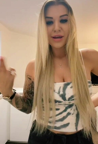 6. Sexy Timii Shows Cleavage in Tube Top