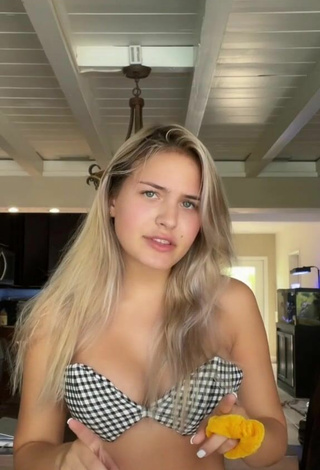2. Cute Tommi Rose Shows Cleavage in Checkered Crop Top