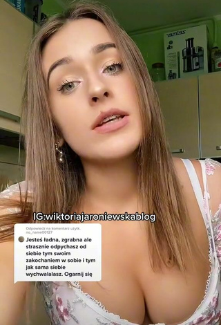 4. Sexy Wiktoria Jaroniewska Shows Cleavage in Floral Top