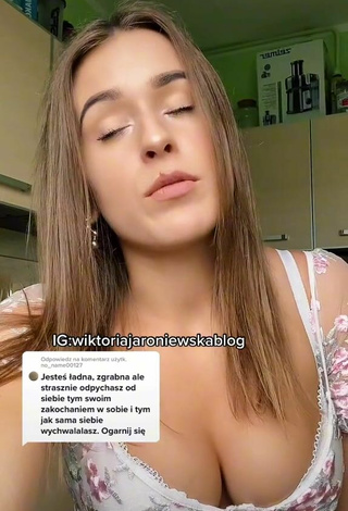 5. Sexy Wiktoria Jaroniewska Shows Cleavage in Floral Top
