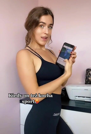2. Sexy Wiktoria Jaroniewska in Black Sport Bra