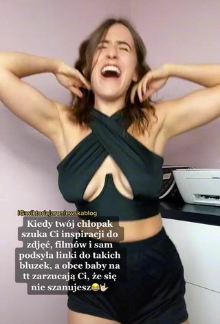6. Dazzling Wiktoria Jaroniewska Shows Cleavage in Inviting Black Crop Top and Bouncing Boobs