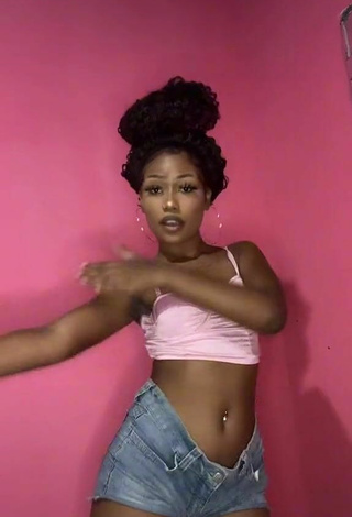 2. Sexy Laiane Rodrigues in Pink Crop Top