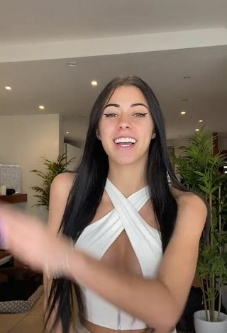 4. Hot Ydrissia️ Shows Cleavage in White Crop Top