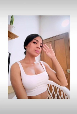 3. Hot Melissa Parra Shows Cleavage in White Crop Top