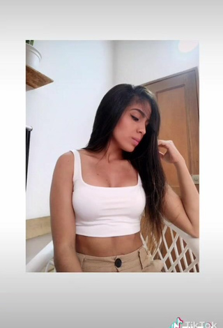 5. Hot Melissa Parra Shows Cleavage in White Crop Top