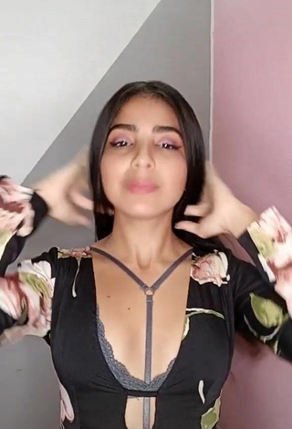 3. Sexy Melissa Parra Shows Cleavage