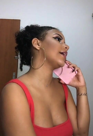 Ziane Martins Demonstrates Lovely Cleavage