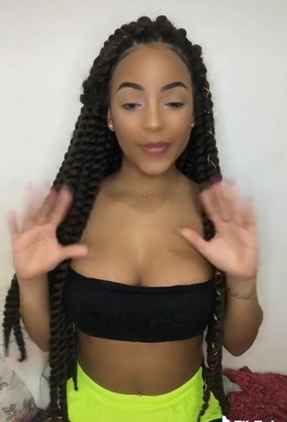 6. Really Cute Ziane Martins Shows Cleavage in Black Crop Top