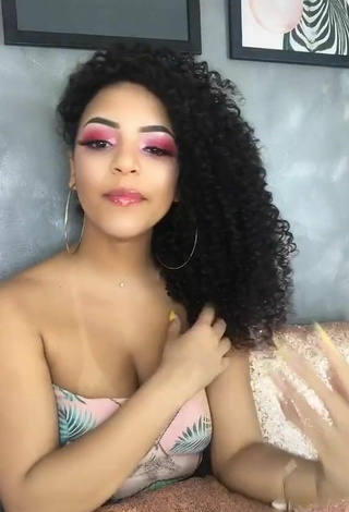 1. Ziane Martins Demonstrates Sexy Cleavage