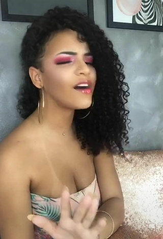 5. Ziane Martins Demonstrates Sexy Cleavage