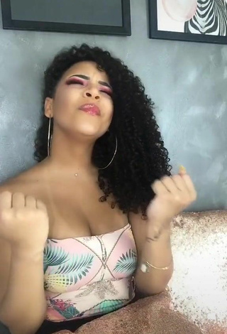 6. Ziane Martins Demonstrates Sexy Cleavage
