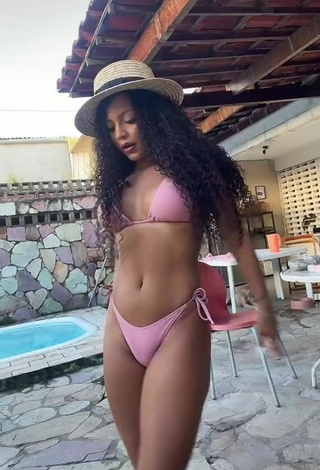 6. Sexy Ziane Martins Shows Butt at the Swimming Pool