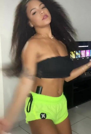 4. Sexy Ziane Martins Shows Cleavage in Black Tube Top