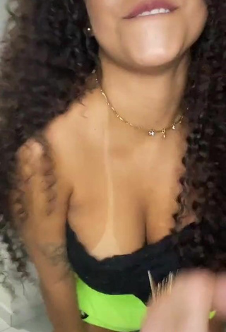 6. Sexy Ziane Martins Shows Cleavage in Black Tube Top