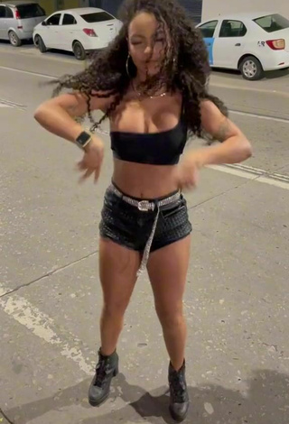 4. Sexy Ziane Martins Shows Legs in a Street