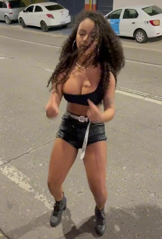 5. Sexy Ziane Martins Shows Legs in a Street