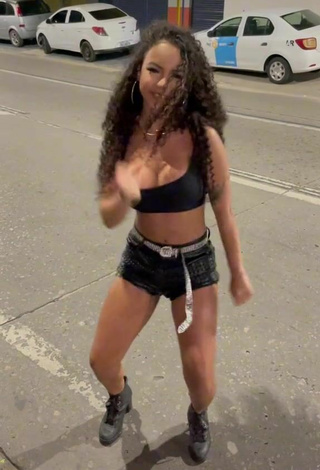 6. Sexy Ziane Martins Shows Legs in a Street