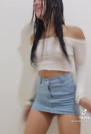 5. Sexy ximelaquebaila in White Crop Top while Twerking