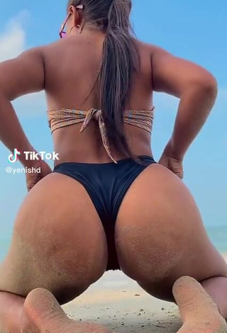 Sexy yenishd Shows Butt at the Beach