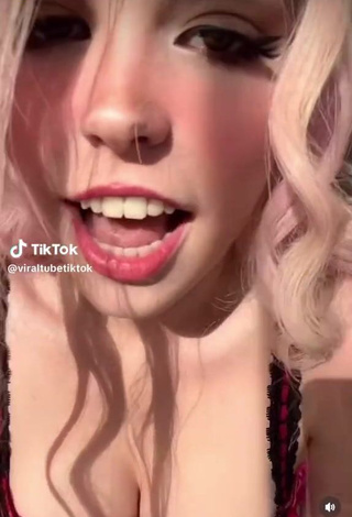 2. Sexy viraltubetiktok Shows Cleavage in Bra