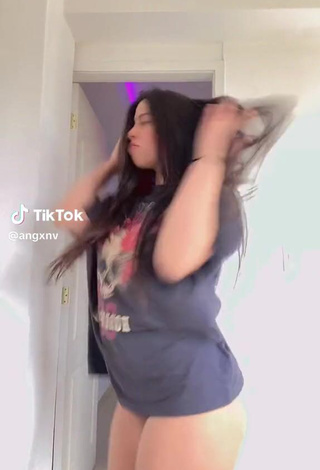 3. Sexy angxnv Shows Butt while Twerking