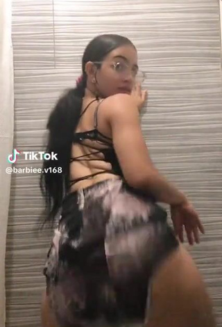 1. Sexy barbiee.v Shows Butt while Twerking