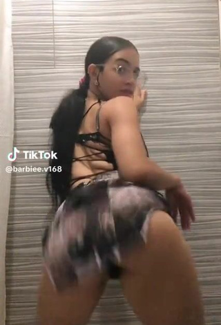 2. Sexy barbiee.v Shows Butt while Twerking