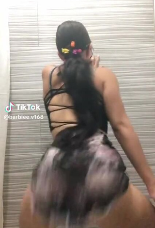 21. Sexy barbiee.v Shows Butt while Twerking