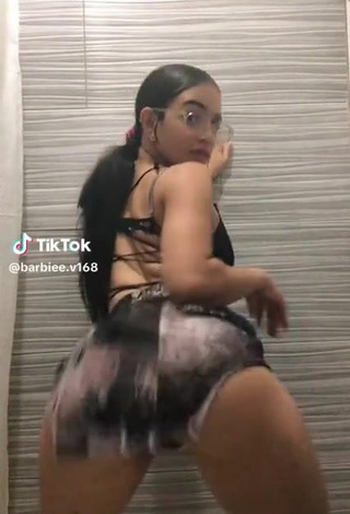 3. Sexy barbiee.v Shows Butt while Twerking