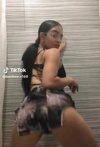 4. Sexy barbiee.v Shows Butt while Twerking