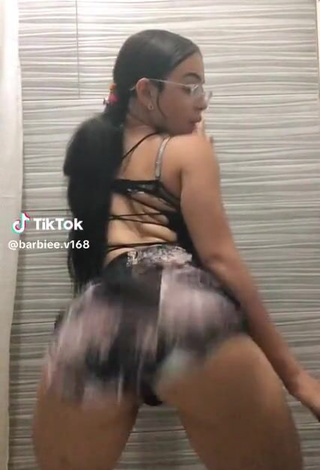 9. Sexy barbiee.v Shows Butt while Twerking