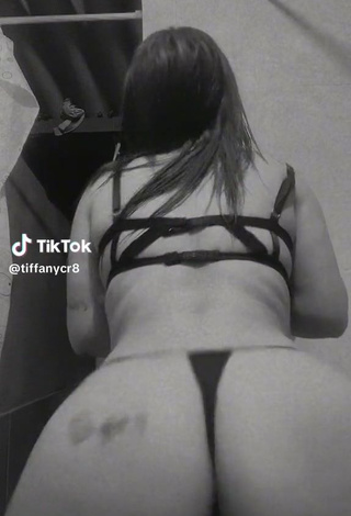 3. Sexy tiffanycr8 Shows Asshole while Twerking