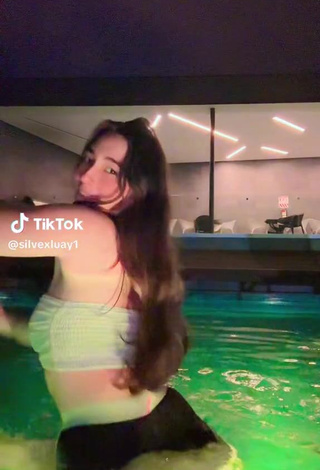 2. Beautiful silvexluay1 Shows Butt at the Swimming Pool while Twerking
