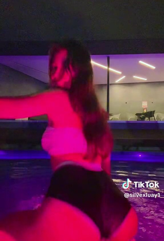 4. Beautiful silvexluay1 Shows Butt at the Swimming Pool while Twerking