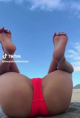 Hot leeexlinasbackup Shows Butt at the Beach while Leg Spread