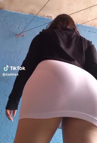 2. Hot Zoe Lnxx Shows Butt