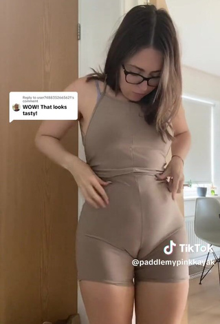 6. Sexy Jen Smith Shows Cameltoe
