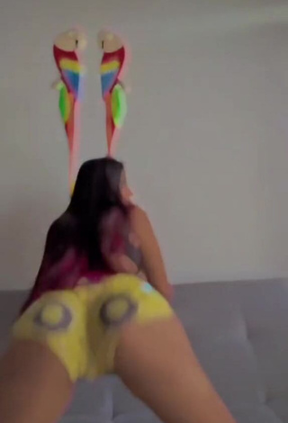 3. Hot Hanna Roldan Shows Butt while Twerking